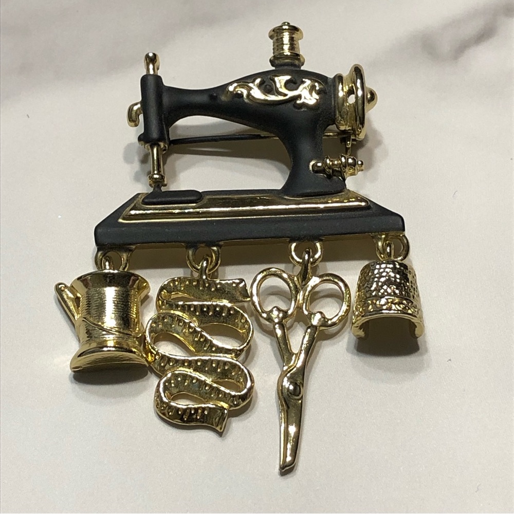 Danecraft Vintage Sewing Machine With Dangling Sewing Charms Brooch